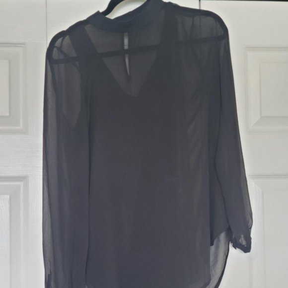 2 BLOUSE BUNDLE - Picture 2 of 6